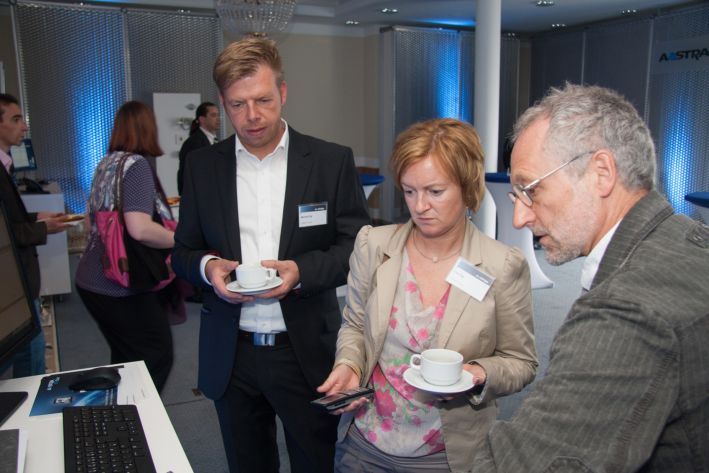 Aastra VIP-Partnerevet 2013 am SchwielowseeIn der Kaffeepause konnten sich die Partner Live-Demos anschauen, unter anderem zum neuen Aastra Alarm Server. Hier im Bild: Michael und Lisa Egl von Comject mit Günther Kutschan (Aastra; von links).  (Aastra Deutschland GmbH)