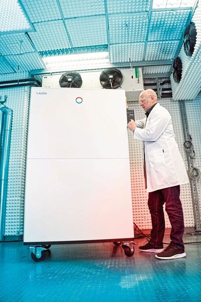 Der Bypass im Integral T reduziert beim Öffnen die lineare Pumpencharakteristik. Druckempfindliche Anwendungen können so durch eine Reduktion des Förderdruckes geschützt werden.  (Lauda)
