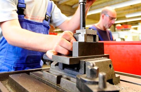 Noch läuft es produktionstechnisch in Deutschland ganz gut. Doch der BDI muss aufgrund der nach wie vor bestehenden Problemfelder die Wachstumsprognosen deutlich nach unten schrauben.(Bild:  T. Bruse)