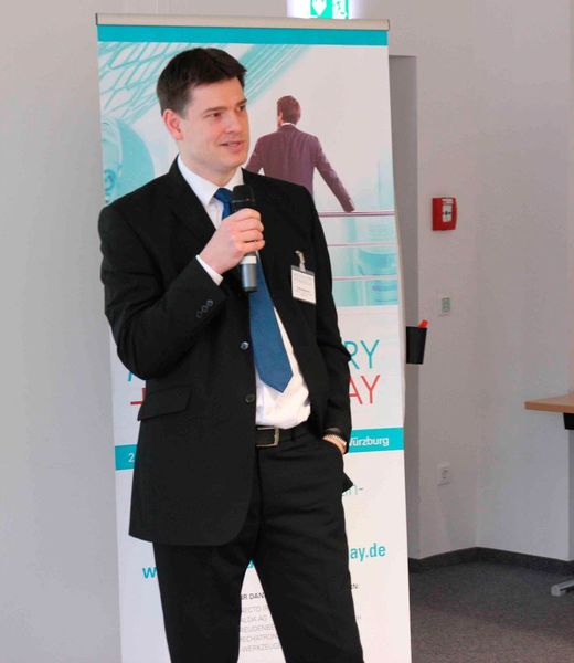 Die Vorstellungsrunde der Aussteller beginnt mit A wie Anecto. Michael Bachmann lädt zum Stand des unabhängigen ISO-17025-akkreditierten Prüflabors für Prüf- und Servicedienstleistungen für Medizinprodukte, Medizinproduktverpackungen und die pharmazeutische Industrie ein. (Bild: Reinhardt)