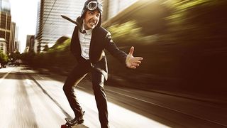 Auf Achse zu sein oder auch der Schnellste, reicht heute im Außendiesnt nicht aus. Auch hier ist Digitalisierung notwendig.  (© lassedesignen - stock.adobe.com)