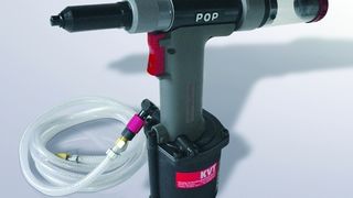 Mit der 1,3 kg schweren Blindnietpistole können Niete mit Durchmessern von 2 bis 4,8 mm aus allen Materialien sowie F-Blindniete aus Stahl gesetzt werden. (Archiv: Vogel Business Media)