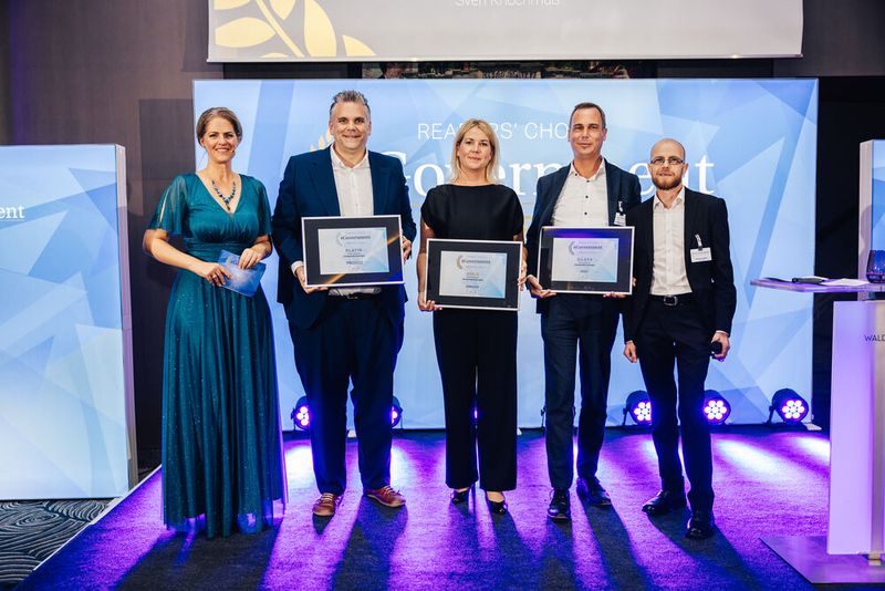 In der sechsten Kategorie des Abends, „Kommunale Lösungen“, war dies Prosoz, vertreten durch Arne Balthissen (v.l.), neben dem sich Manja Dathe-Marchlewitz mit dem Gold-Award für adesso und Sven Knochmuß mit Silber für HSH positionierten. (Bild: © Offenblende/Christoph Wehrer )