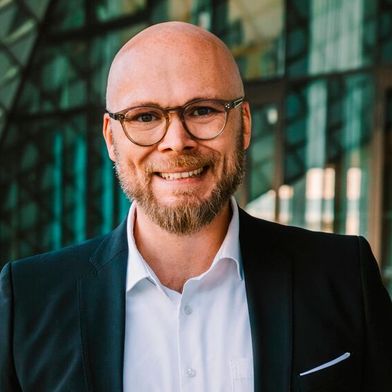 Dr. Fabian Mehring, Bayerisches Staatsministerium für Digitales: „Wer bei KI an der Spitze fährt, muss auch die Leitplanken mitbauen.“ (Bild: © StMD / Anne Hufnagl)