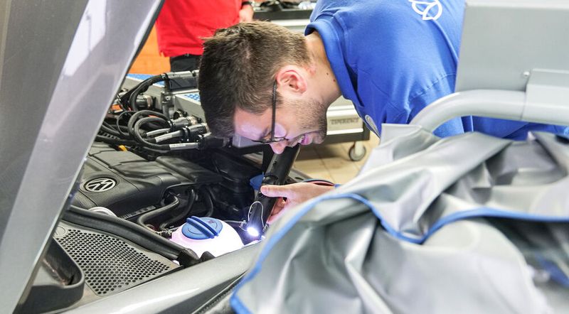 Georg Wahl aus Hessen sucht hier nach dem Fehler in der Klimaanlage eines VW Polo. (Bild: Schmidt - VCG)