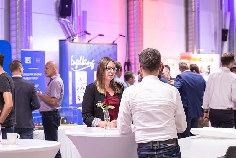 16. Anwenderkongress Steckverbinder: Der SPE-Tag am 4. Juli 2022 zog wieder viele interessierte Zuhörer an. Abgedeckt wurden fast alle Themen im Bereich Single Pair Ethernet vom Standard über das Marktpotenzial, Rückwärtskompatibilität, Schirmung, Messtechnik bis hin zum neuen Standard SPE M12 Hybrid. (Bild: Elektronikpraxis)