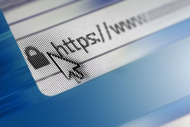 Sohn zu seinem Vater: „Papa, schreibt man Adresse mit einem oder zwei s?“
Der Vater (Informatiker): „Schreib einfach URL und lass mich weiterarbeiten“  (ruslan_khismatov - stock.adobe.com)