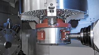 Drehen, Fräsen und Bohren in einer Maschine. Die Komplettbearbeitung von Werkstücken für Azimutantriebe erfolgt auf der VLC 500 MT.  (Bild: Emag)
