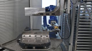 The C2.0 centric clamps, the S2 fixed jaw clamps and the "gredoc" zero-point clamping systems are used for machining the raw parts. Fastening is carried out with width across flats 27. (Image:Gressel)