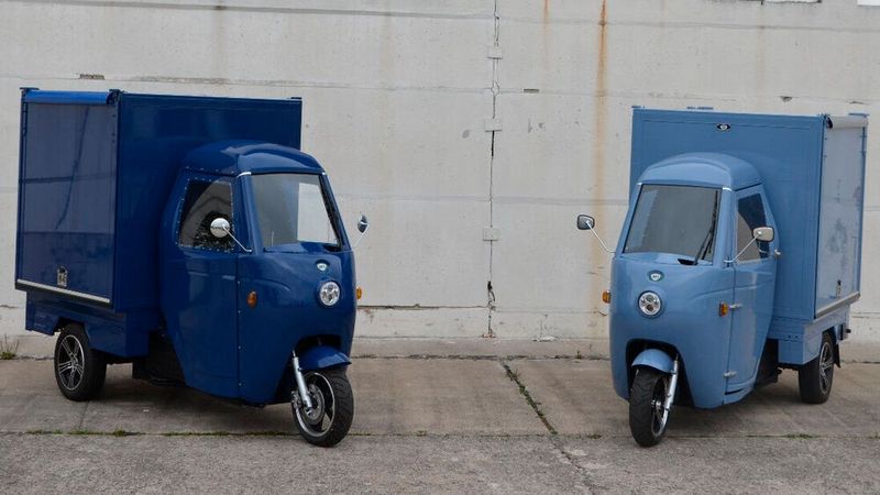 Das Lastenmoped 345 ist als Modell „Retro“ nun auch mit einer geschlossenen Kabine im klassischen Stil einer Vespa Ape erhältlich.(Bild:  Autoren-Union Mobilität/Ari Motors)