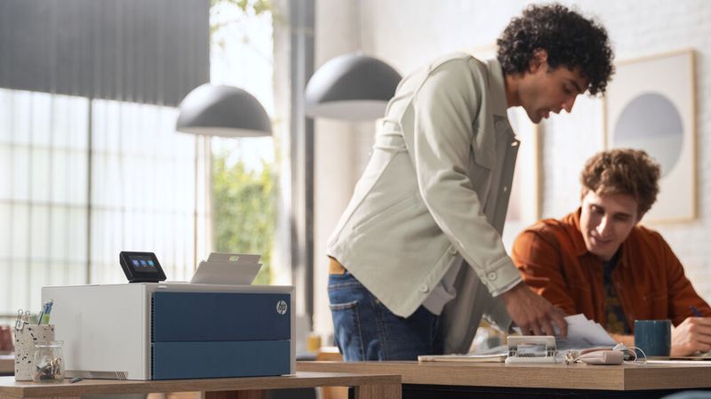 Das Design der neuen Laserjet-Pro-Geräte der Serien 4000 und 4100 ist kantiger geworden. Zudem gibt es nun auch bei den Mono-Geräten eine blaue Frontblende, ähnlich wie bei den aktuellen Farbdruckern und MFPs der Serien 4200 und 4300. (Bild:  HP)