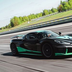 Doch nicht nur elektrische Experimental-Autos können Sprintrekorde knacken. Der Hypersportwagen Rimac Nevera, ein straßenzugelassener und zum Kauf angebotener Elektrowagen, hat im Sommer ebenfalls diverse Bestmarken unterboten. Sein 1.408 kW/1.914 PS und 2.360 Newtonmeter starke E-Antrieb macht ihn bereits zum stärksten Seriensportwagen der Welt. Nun hat die kroatische Elektro-Flunder bei Testfahrten auf dem Gelände von Automotive Testing Papenburg außerdem einige eindrucksvolle Performance-Werte abgeliefert: Die Sprints auf 100, 200 und 400 km/h wurden offiziell mit 1,81, 4,42 beziehungsweise 21,31 Sekunden gemessen. Unter anderem die von Drittparteien bestätigte Zeit für den Sprint auf 400 km/h gilt als neue Bestmarke. Davon soll der bei den Messfahrten mit straßenzugelassenen Michelin-Cup-2-R-Reifen bestückte Bolide gleich 23 gesetzt haben. Rimac will vom rund zwei Millionen Euro teuren Nevera lediglich 150 Exemplare bauen.(Bild:  Rimac)