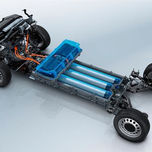 Die Brennstoffzelle befindet sich im früheren Motorraum, die drei Wasserstofftanks im Unterboden.(Bild:  Peugeot)