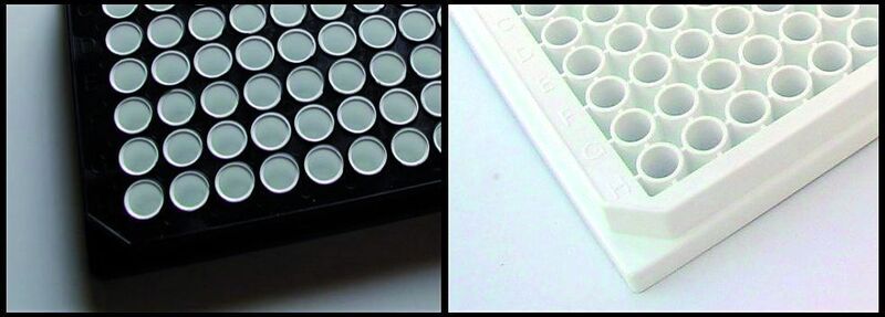 Abb. 3: Porvair-Mikrotestplatte mit 96 durchgängig weißen „kaminförmigen“ Vertiefungen (rechts) und die patentierte Schwarz-weiß-Testplatte (links).  (Bild: Porvair Sciences)