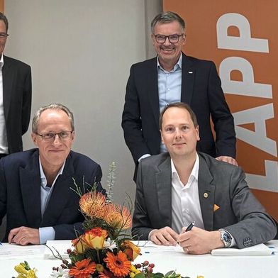 Vertragsunterzeichnung - V.l. für die Jebsen & Jessen Gruppe: Per Magnusson, Group CEO, Viktor Leendertz, Group CFO (stehend), Heinrich Jessen, Group Chairman. Für die Lapp Gruppe: Matthias Lapp, Group CEO, Jan Ciliax, Group CFO (stehend), Richard Lee, Asia Pacific CEO, bei der Vertragsunterzeichnung.  (Bild: Lapp)