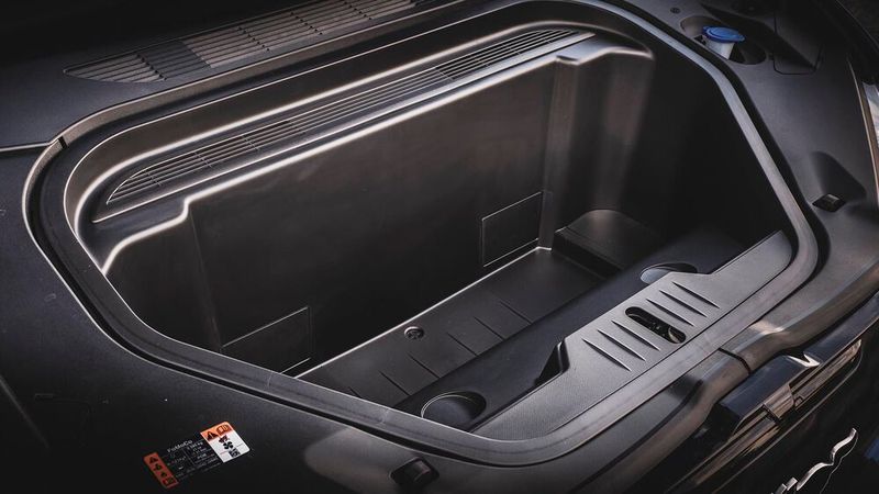 10. Der Laderaum: Praktisch ist der zweite Kofferraum, der sich unter der Motorhaube befindet. Er bietet ein zusätzliches Ladevolumen von 100 Litern. Ausgekleidet ist der zusätzliche Stauraum vollständig mit Kunststoff. Er ist nicht nur leicht zu reinigen, sondern hat sogar einen Wasserablauf. (Bild: Ford)