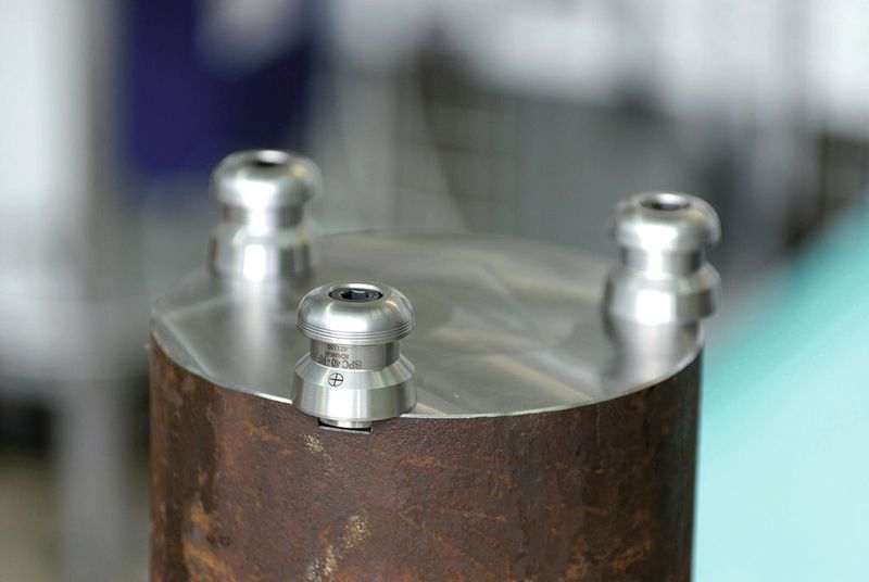 Bild 2: Die Spannbolzen werden direkt in den vorbereiteten Rohling geschraubt.  (Bild: Schunk)