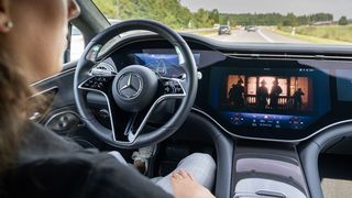 Fernsehen während das Auto selbstständig fährt. Wie in solchen Situationen mit dem Fahrer kommuniziert werden kann, untersuchte ein Konsortium im Projekt Karli. (Bild: Mercedes-Benz AG)