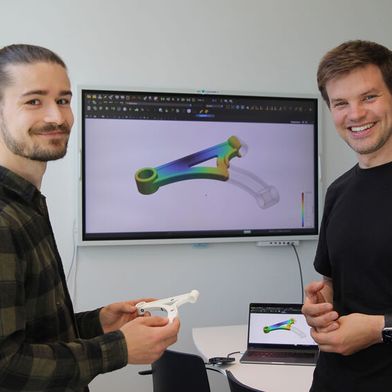 Nils Meyer (right) and project team member Julian Greif are developing an AI tool to optimise component development in injection moulding. (Source: Teresa Grunwald/ University of Augsburg)