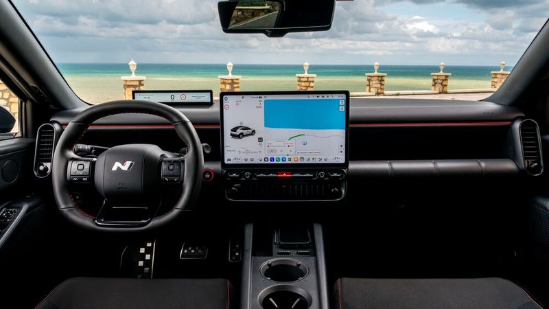 Als erster europäischer Hyundai bekommt der Ioniq 3 das Infotainmentsystem Pleos Connect mit 12,9 oder 14,6 Zoll großem Touchscreen und Android Automotive. (Bild: Hyundai)