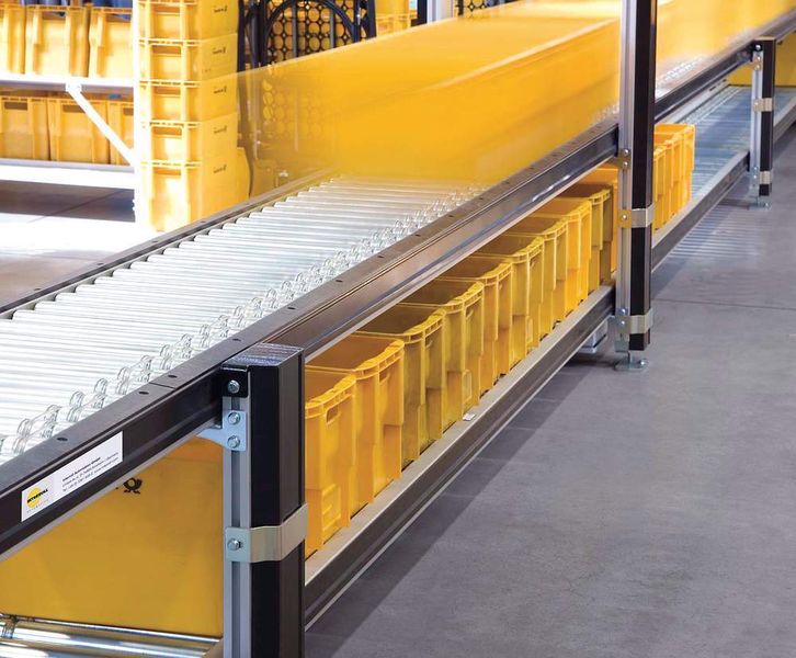 Die teilautomatisierten Arbeitsbereiche in den Briefzentren der Deutschen Post sind mit jeweils zwei platzsparend übereinander angeordneten Rollenbahnen ausgestattet. (Archiv: Vogel Business Media)