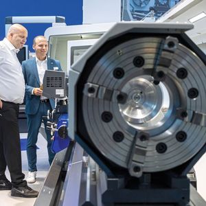 Technologie im Fokus: Fachbesucher informieren sich auf der AMB 2026.(Bild:  Frank Eppler / Messe Stuttgart)