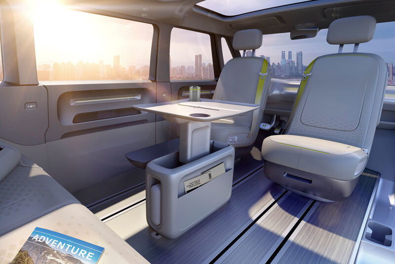 Der Bus lässt sich so leicht in einen Konferenzraum verwandeln – etwa wenn der vollautonome Fahrmodus aktiv ist. (Volkswagen)