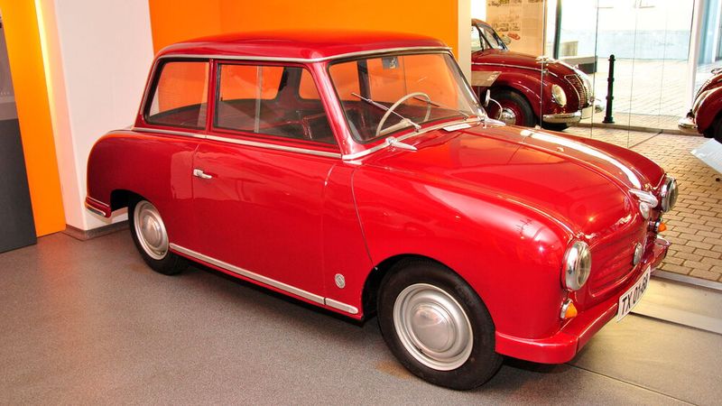 Die Arbeit an einem Kleinwagen hatte schon 1953 im VEB Forschungs- und Entwicklungswerk Karl-Marx-Stadt begonnen. Als Eckdaten waren zunächst ein Gewicht von höchstens 600 Kilogramm und ein Verbrauch von 5,5 Litern auf 100 Kilometern vorgegeben. Der Preis sollte bei einer Jahresproduktion von 12.000 Stück nicht mehr als 4.000 Mark betragen. Außerdem sollte die Außenhaut der Karosserie aus Kunststoff gefertigt sein, da Tiefziehblech einerseits auf der Embargoliste der westlichen Länder stand und daher in der DDR relativ rar und teuer war und sich andererseits sowjetisches Tiefziehblech als ungeeignet erwies. (Bild: Dominsky – VCG)