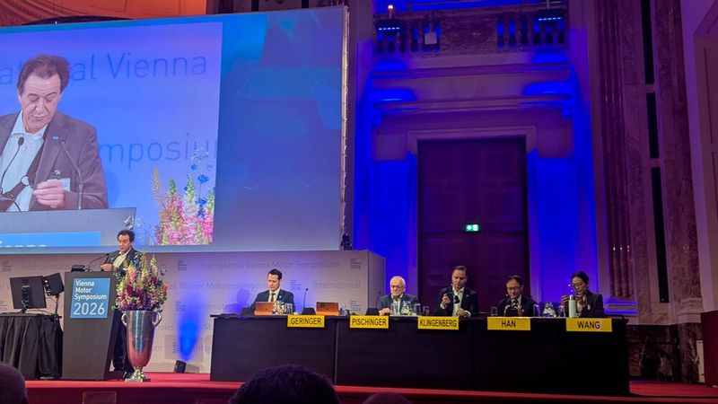 Prof. Dr. Bernhard Geringer, Vorsitzender des Österreichischen Vereins für Kraftfahrzeugtechnik eröffnete feierlich die Konferenz für Antriebstechnik. (Bild: Stefanie Eckardt)