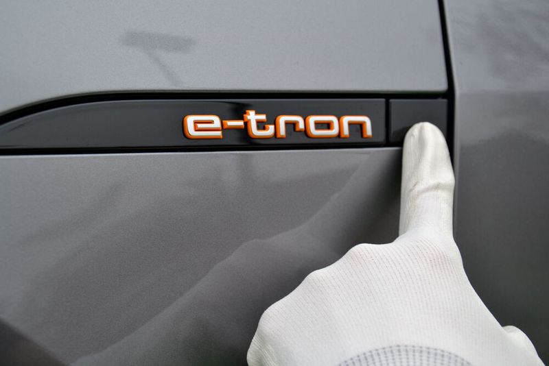 Auf Knopfdruck öffnet sich … (Bild: Michel/»kfz-betrieb«)