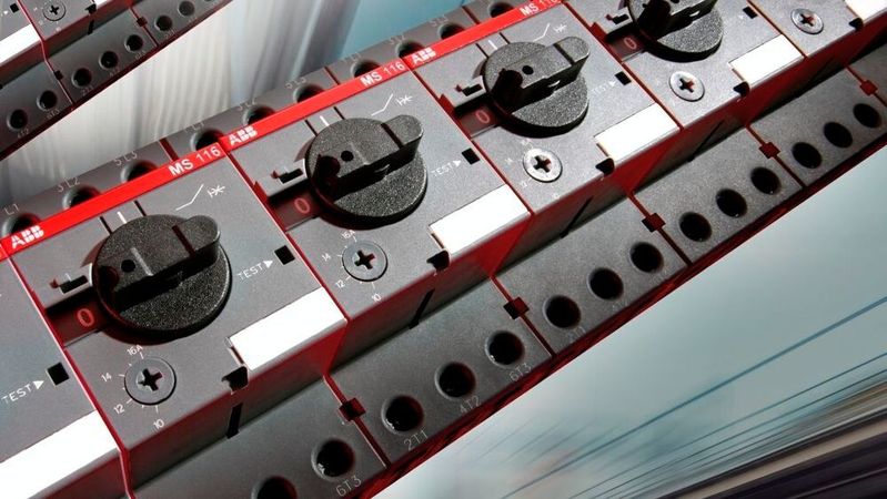 BASF-Engineering-Plastics erfüllen die europäische Bahnnorm EN 45545 und sind für elektrische und elektronische Anwendungen im Schienenverkehr zertifiziert. Die Ultramid- und Ultradur-Typen erfüllen Brandschutzanforderungen, etwa hinsichtlich Flammenausbreitung sowie Rauch- und Gasemissionen. Die Flammschutzsysteme sind halogenfrei ausgelegt, die Zertifizierung gilt unabhängig von der Farbvariante.(Bild:  BASF)