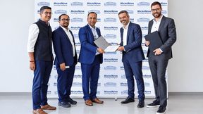 (v.l.n.r.): Akshay Deshraj – Group CFO bei Blue Binaries, Pavan Kodipaka – AVP bei Blue Binaries, Kishore LM – President & COO von Blue Binaries, Orazio Ragonesi – CEO von Micronova, Karl Maximilian – Eigentümer und Vorstandsmitglied der Micronova AG (Bild: BlueBinaries)
