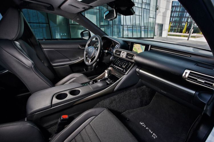 Je nach Budget kann der Kunde auch Ausstattungsmerkmale des Innenraums beeinflussen. So bietet die edle Luxury Line ab 46.250 Euro u.a. Ledersitze, ein elektrisch verstellbares Lenkrad oder schlüssellosen Zugang. Damit ist sie aber auch kanpp 10.000 Euro teurer als das Basismodell. (Foto: Lexus)