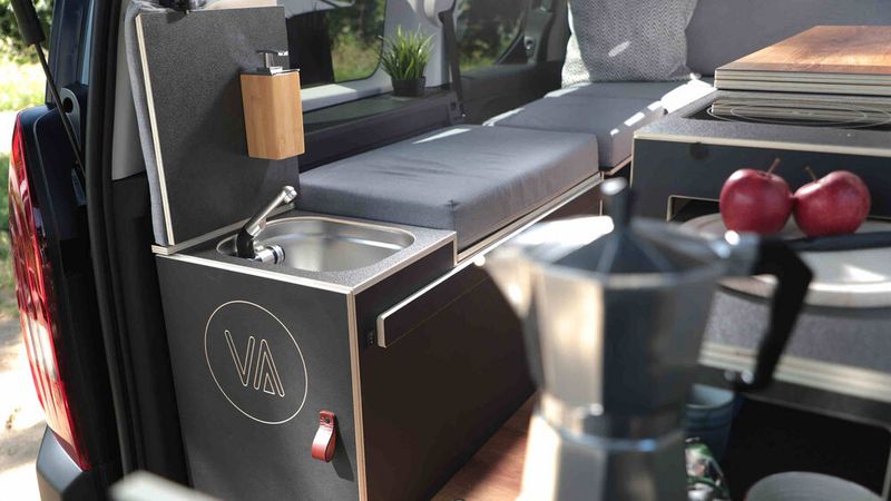 Die sehr kompakte Küche bietet auch ein kleines Waschbecken. (Bild: Vanderer)