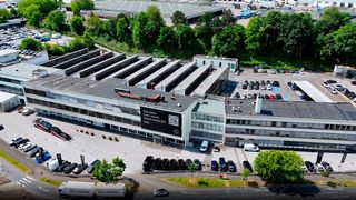 Die Mercedes-Benz-Niederlassung Wuppertal (im Bild der Hauptbetrieb an der Varresbecker Straße) gehört ab Oktober zur Lueg-Gruppe. (Bild: Ernst & Young )
