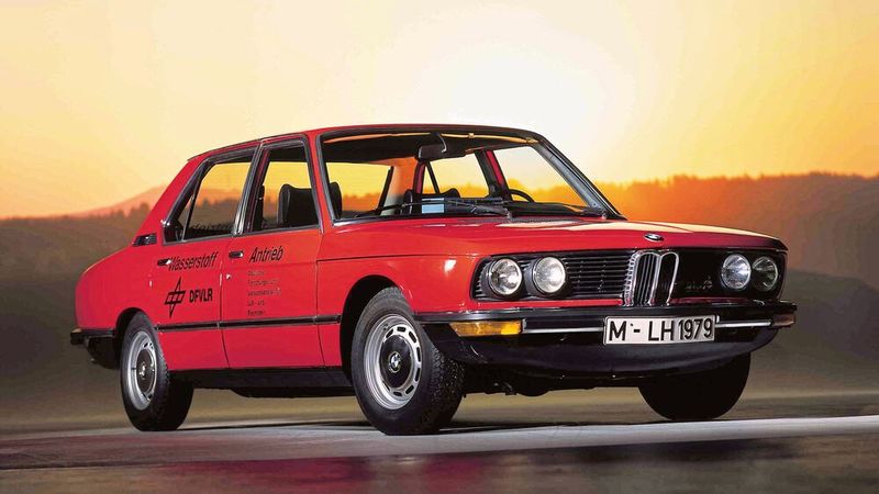 Als einer der ersten Hersteller befasste sich BMW Ende der Siebzigerjahre mit Wasserstoff als Kraftstoff und stellte in Zusammenarbeit mit der Versuchsanstalt für Luft- und Raumfahrt einen ersten Prototypen auf die Räder. Das Problem bestand damals vor allem im Tanksystem. (Bild: BMW Group Archiv)