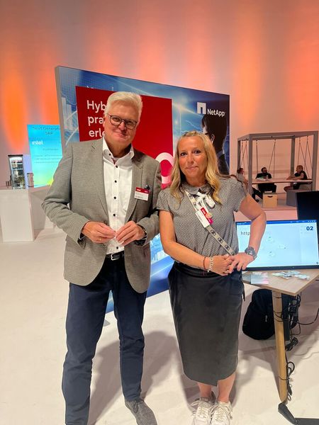 Guided-Tour-Stopp bei Ingo Kraft (NetApp) und Claudia Wedl (Fujitsu) (Bild: Vogel IT-Medien GmbH)