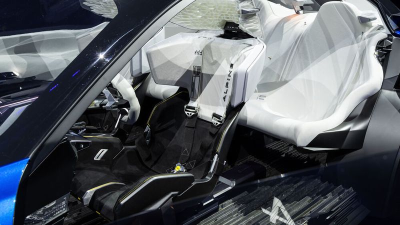 Auch die Position der Schalensitze für Fahrer und Co-Piloten kann in die Renn-Welt übertragen werden. (Bild: Alpine/Adrien Cortesi)