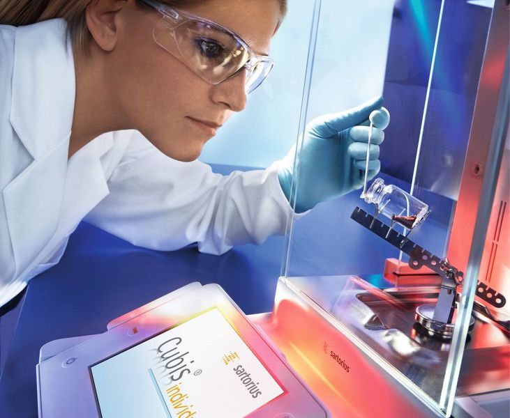 Abb.9: Die Premium Laborwaagenreihe Cubis erfüllt die höchsten Wägeanforderungen. Mit so genannten Q-Apps lassen sich sogar individualisierte Arbeitsprozesse abbilden.  (Sartorius)