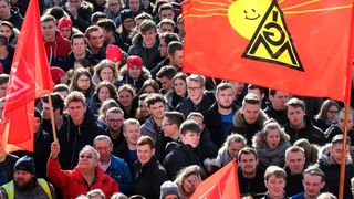 Traurige Premiere! Nachdem Ford in Köln harte Sparmaßnahmen angekündigt hatte, durch die auch Stellen abgebaut werden sollen, ist die Belegschaft heute erstmals in der Geschichte auf die Barrkikaden gegangen, um für bessere Bedingungen zu streiken (Symbolbild). (Bild: IG Metall)