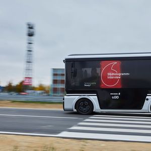 Im rollenden e.Go Elektrokleinbus fand das holografische Interview statt. der "echte" Vodafone-Chef Ametsreiter saß rund 70 km entfernt in der Firmenzentrale in Düsseldorf.  (Bild:  Valéry Kloubert)