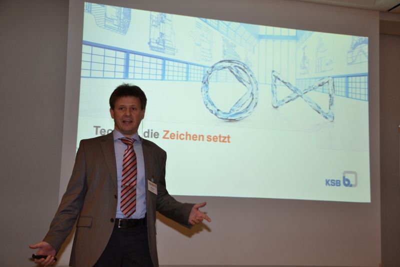 Tief in die Welt der Pumpenantriebe tauchte Ralf Kurrich, KSB, ein. Der Experte weiß: „Der Motor allein ist nur die Hälfte der Miete!“ Sein Anfahr-Tipp bei Schmutzfrachten: „Den Antrieb schnell auf volle Drehzahl beschleunigen, um einen Spülstoß zu erzeugen. Danach die gewünschte Drehzahl einstellen.“ (Bild: Bausewein/PROCESS)