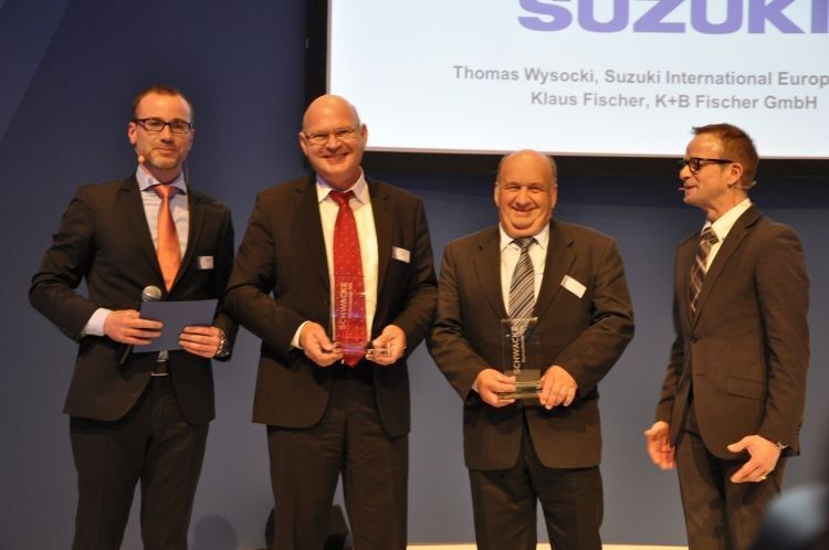 Suzuki stößt den ewigen Klassenbesten Subaru vom Thron der „Kleinen Importfabrikate“: Thomas Wysocki (Suzuki, 2. v. li.) und Klaus Fischer (Suzuki-Händlerverband, 2. v. re.) freuten sich über die Auszeichnung. (Foto: Richter)