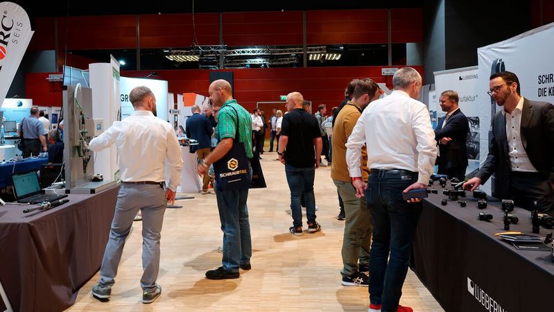 Auf den Schraubtec-Fachmessen können ganz konkrete Schraubprobleme sowohl mit den Ausstellern als auch mit den Vortragsreferenten besprochen werden.