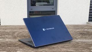 Das Display-Cover und das Chassis des Dynabook Portégé X40-K bestehen aus dunkelblau eloxiertem Aluminium, teilweise mit diamantgeschliffenen Kanten. (Bild: Vogel IT-Medien)