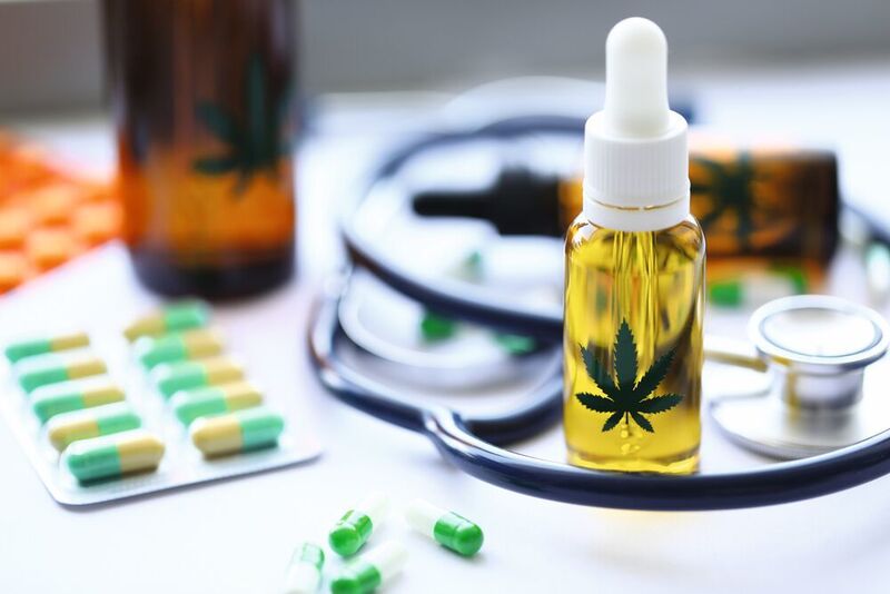 1 Vor allem bei Medikamenten werden die Cannabis-Inhaltsstoffe immer häufiger eingesetzt. (©H_Ko - stock.adobe.com)