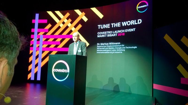 Dr. Markus Wittmann vom Bayrischen Staatsministerium für Wirtschaft und Medien, Energie und Technologie wünschte Covestro's neuer Unternehmenssparte alles Gute und viel Erfolg auf bayrischem Boden. (D.Quitter/konstruktionspraxis)
