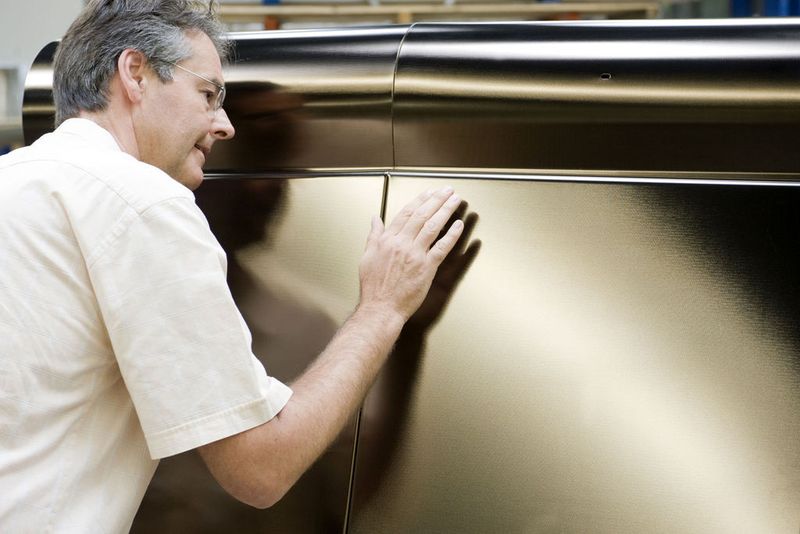 Die abschließende Verarbeitung der Edelstahlbleche...  (Bild: Thyssenkrupp)
