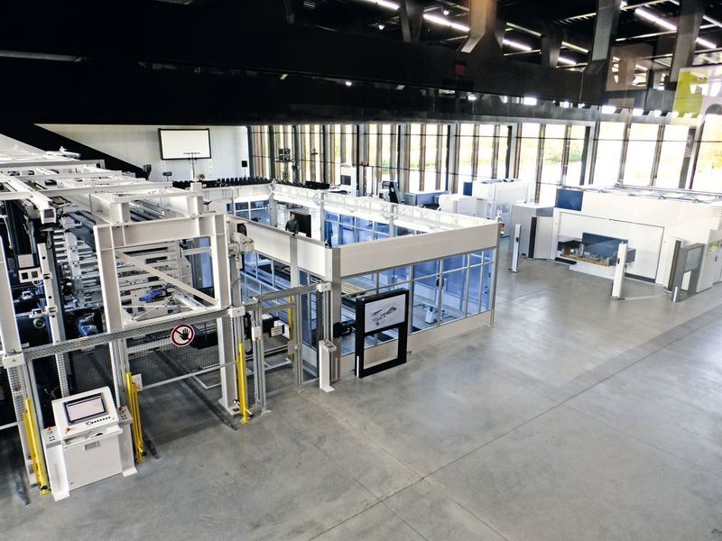 Blick aus dem Control Room raus in die 5500 m2 große Produktionshalle der Smart Factory in Chicago. (Finus)