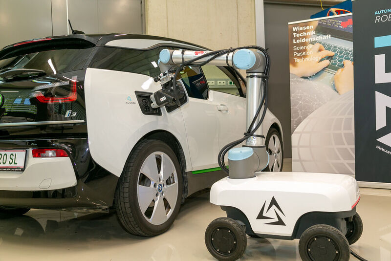 Der autonome mobile Laderoboter soll der E-Mobilität zu mehr Fläche verhelfen und Sorgen um Reichweite und Lademöglichkeiten ausräumen.  (Robert Frankl - TU Graz)